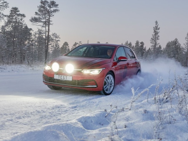 ADAC testoval zimné pneumatiky na typickom predstaviteľovi kompaktnej triedy – Volkswagene Golf. Testy prebiehali vo fínskom Ivale.
