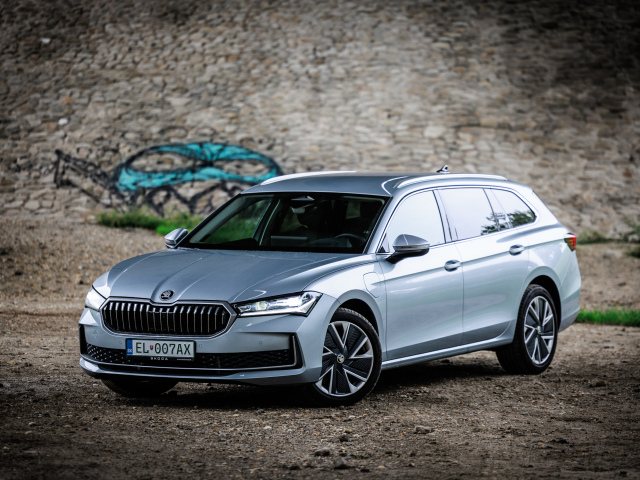 Plug-in hybridný Superb sa navonok nijako nelíši od ostatných verzií. Jediným avízom okrem nápisu iV na zadnom veku je kryt nabíjacieho portu na ľavom prednom nárazníku.