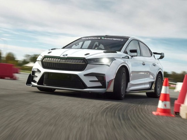 Sériový Enyaq Coupé RS sa zmenil pod taktovkou divízie Škoda Motorsport na okruhový špeciál. A na jeho rozšírenej karosérii to vidieť.