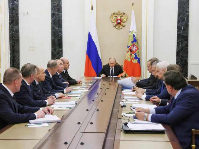 Šéf Kremľa Vladimir Putin a jeho stará garda na zasadaní Bezpečnostnej rady Ruskej federácie v októbri 2024.