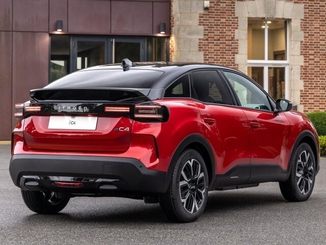 Najviac zmien vzadu podstúpil hatchback C4. Nové svetlá prepojené čiernou lištou dávajú dizajnu homogénnejší vzhľad.