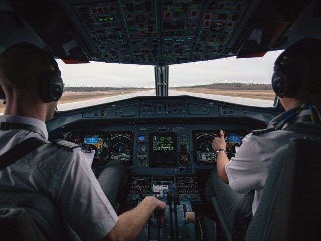 pilot, pilotka, piloti, lietadlo, kapitán, copilot, lietadlo, lietanie, cestovanie, dovolenka,