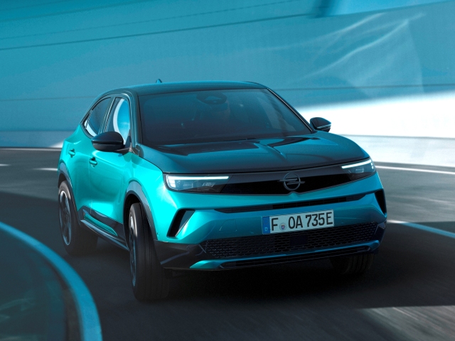 Vynovená Mokka sa zbavila všetkého chrómu. Nahradila ich lesklými čiernymi dekoráciami. Čierna je dokonca aj masky Opel Vizor vrátane nové loga.