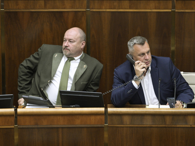 Poslanec Rudolf Huliak a podpredseda NR SR za SNS Andrej Danko.