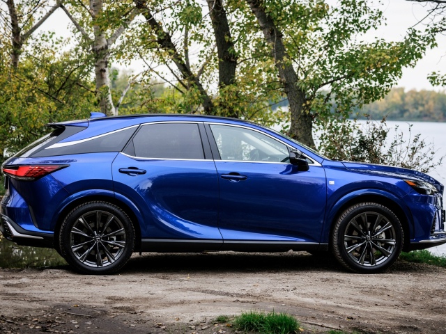 Súčasťou balíka F Sport Design Plus sú aj matné 21-palcové disky kolies. Ťažkopádny predný previs ale veľmi neutaja.