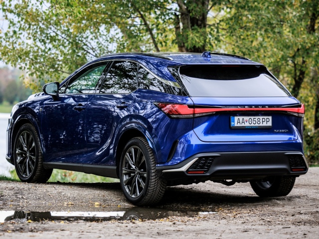 Nová generácia RX nahradila logo značky nápisom Lexus. Paket F Sport Design TOP pridáva športový nárazník.