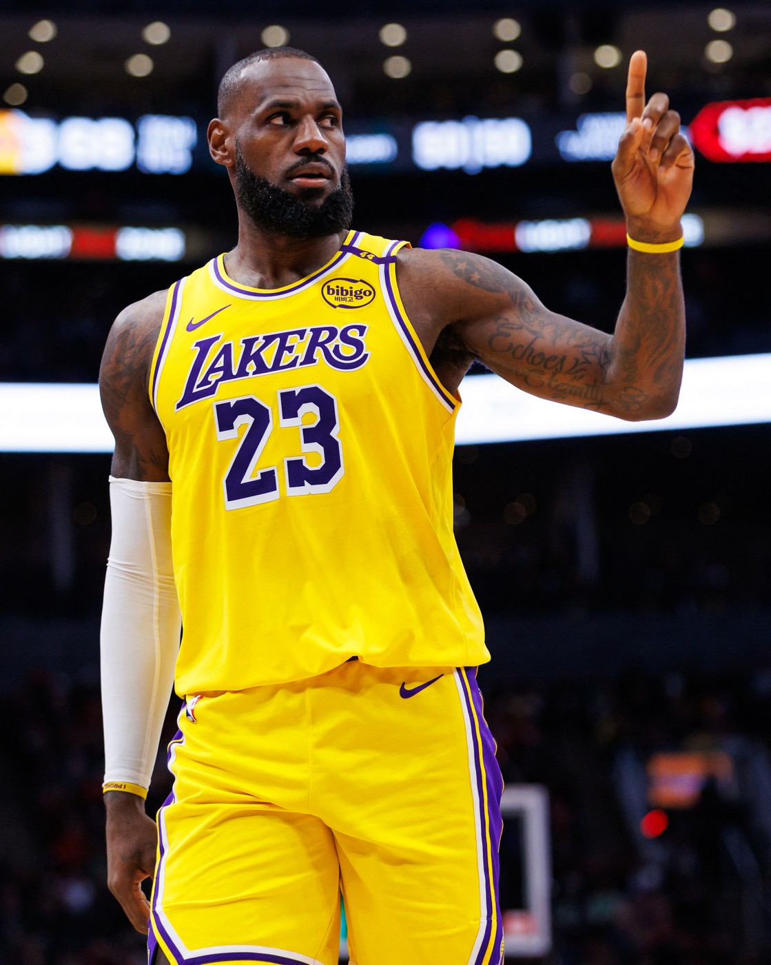 LeBron James v drese Lakers.