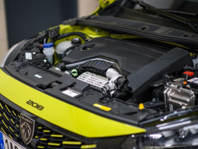 Mild-hybridný pohon spája preplňovaný 3-valec 1,2 PureTech so štarér-generátorom a druhým elektromotorom v 6-stupňobvej dvojspojkovej prevodovke.
