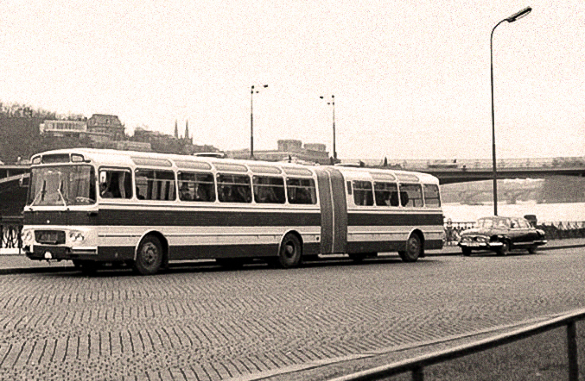 V ktorom slovenskom meste jazdila skúšobne kĺbová verzia autobusu Š 11 s označením ŠM 16,5?