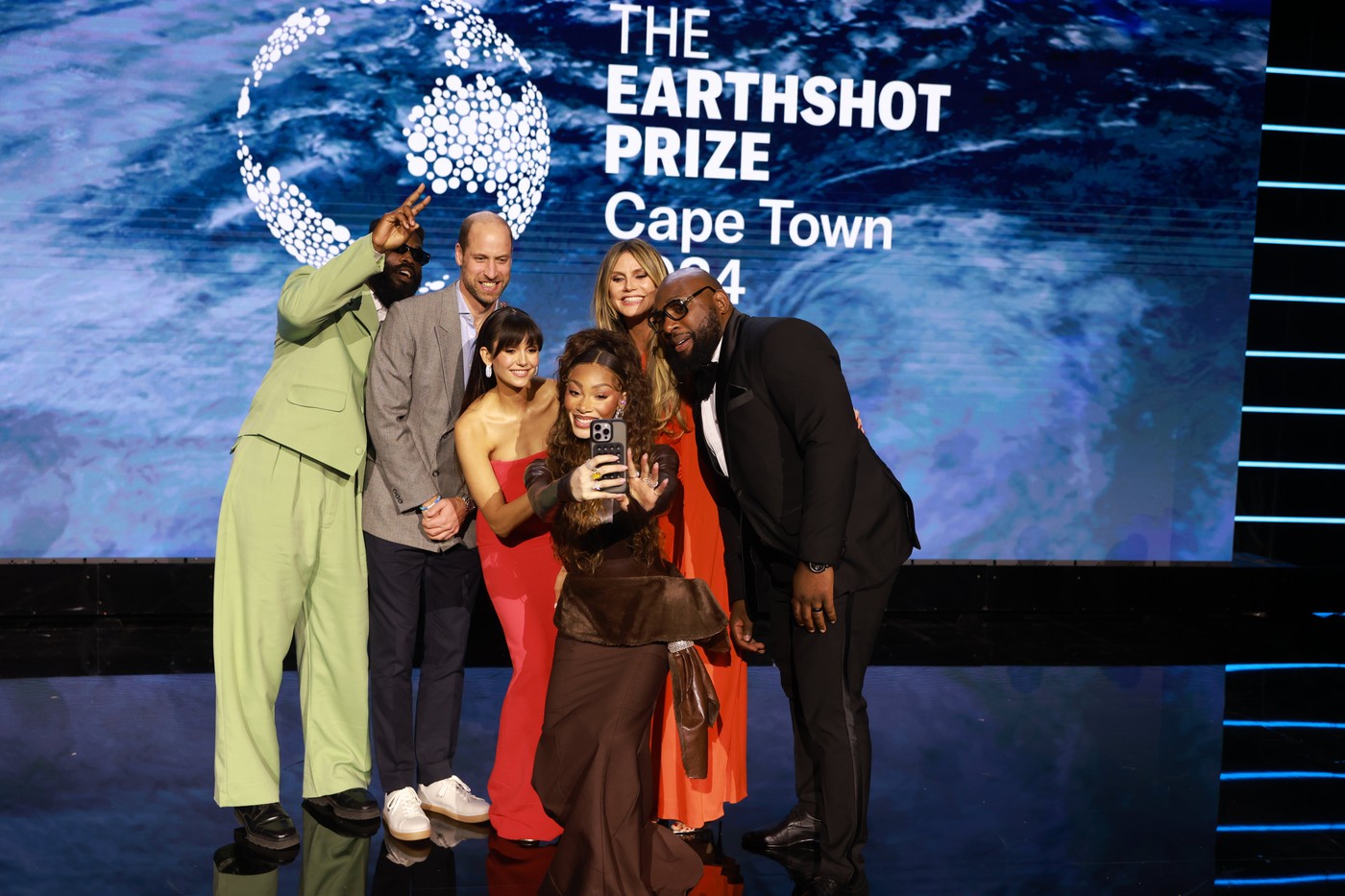 Zľava: Tobe Nwigwe, princ William, herečka Nina Dobrev, modelka Heidi Klum
a Tendai Mtawarira pózujú na selfie, ktoré robí modelka Winnie Harlow.