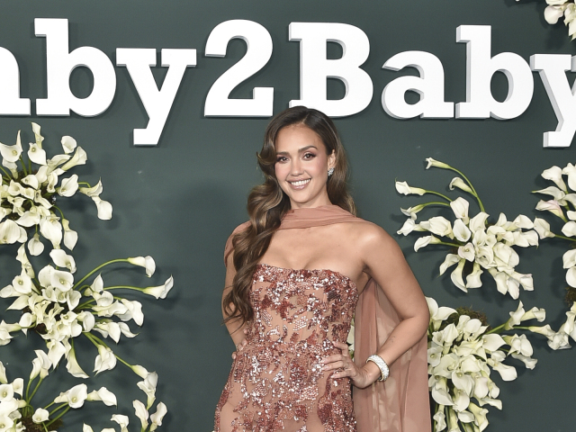 Herečka Jessica Alba v kreácii Zuhair Murad na Baby2Baby Gala.