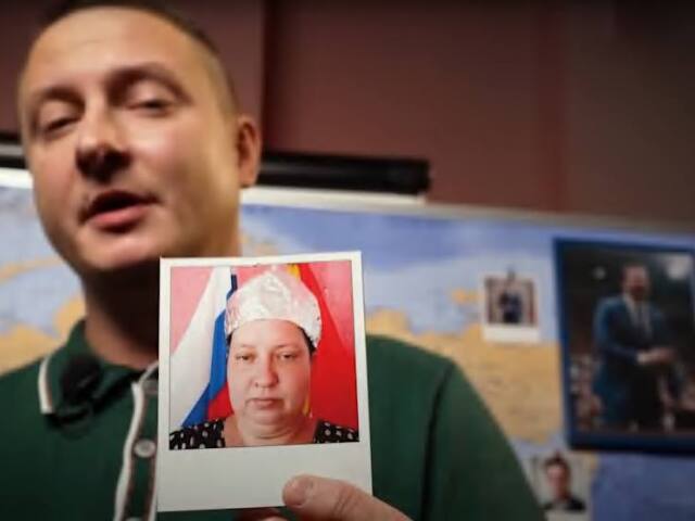 Vladislav Bochan, v exile žijúci bieloruský vloger, sa chváli svojim najnovším úlovkom.