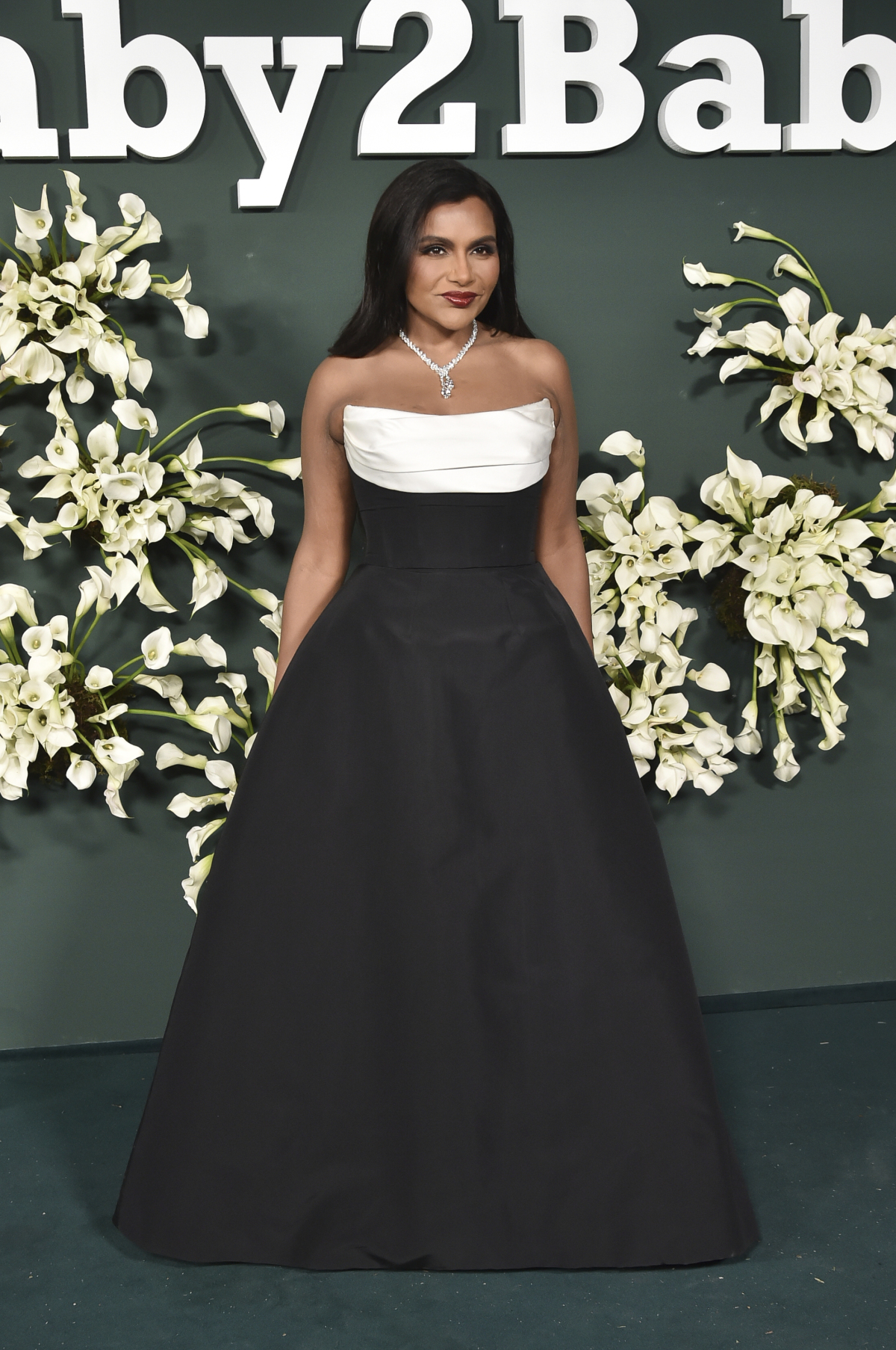 Mindy Kaling v kreácii Monique Lhuillier