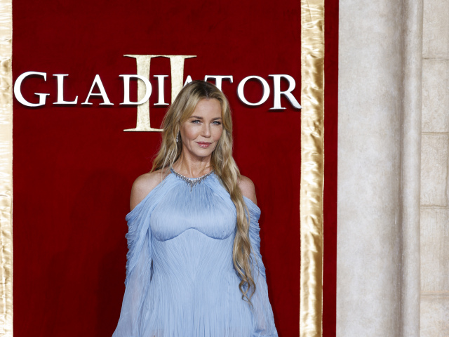 Herečka Connie Nielsen sa na premiére objavila v kreácii Del Core. 