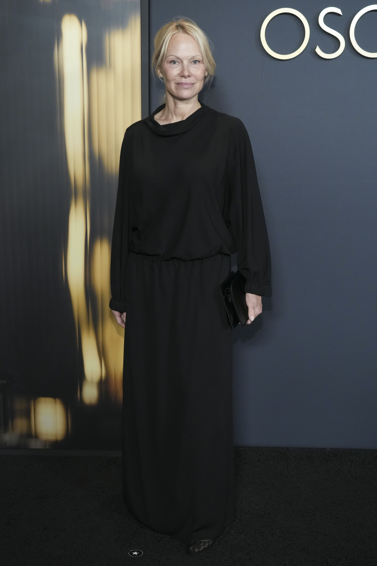 Herečka Pamela Anderson v šatách Giorgio Armani. 