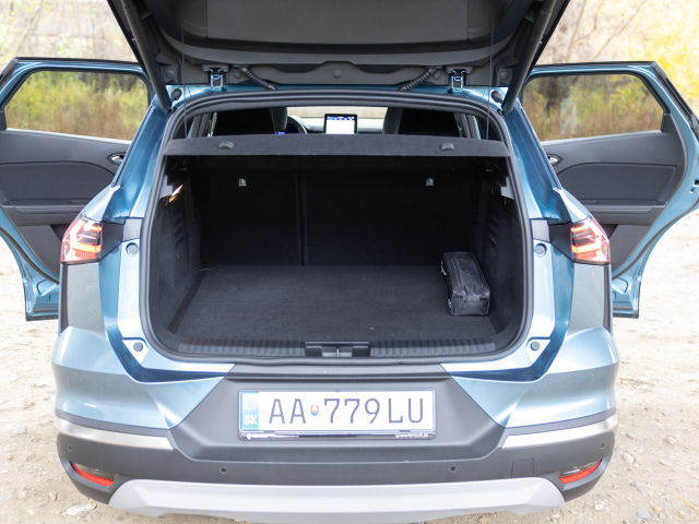 Kufor s objemom 460 litrov je najväčším bonusom Symbiozu v porovnaní s Capturom. V úrovni Iconic sa doň dostanete pomocou elektricky ovládaného veka. Zväčšiť sa dá posunutím sedadiel vpred.