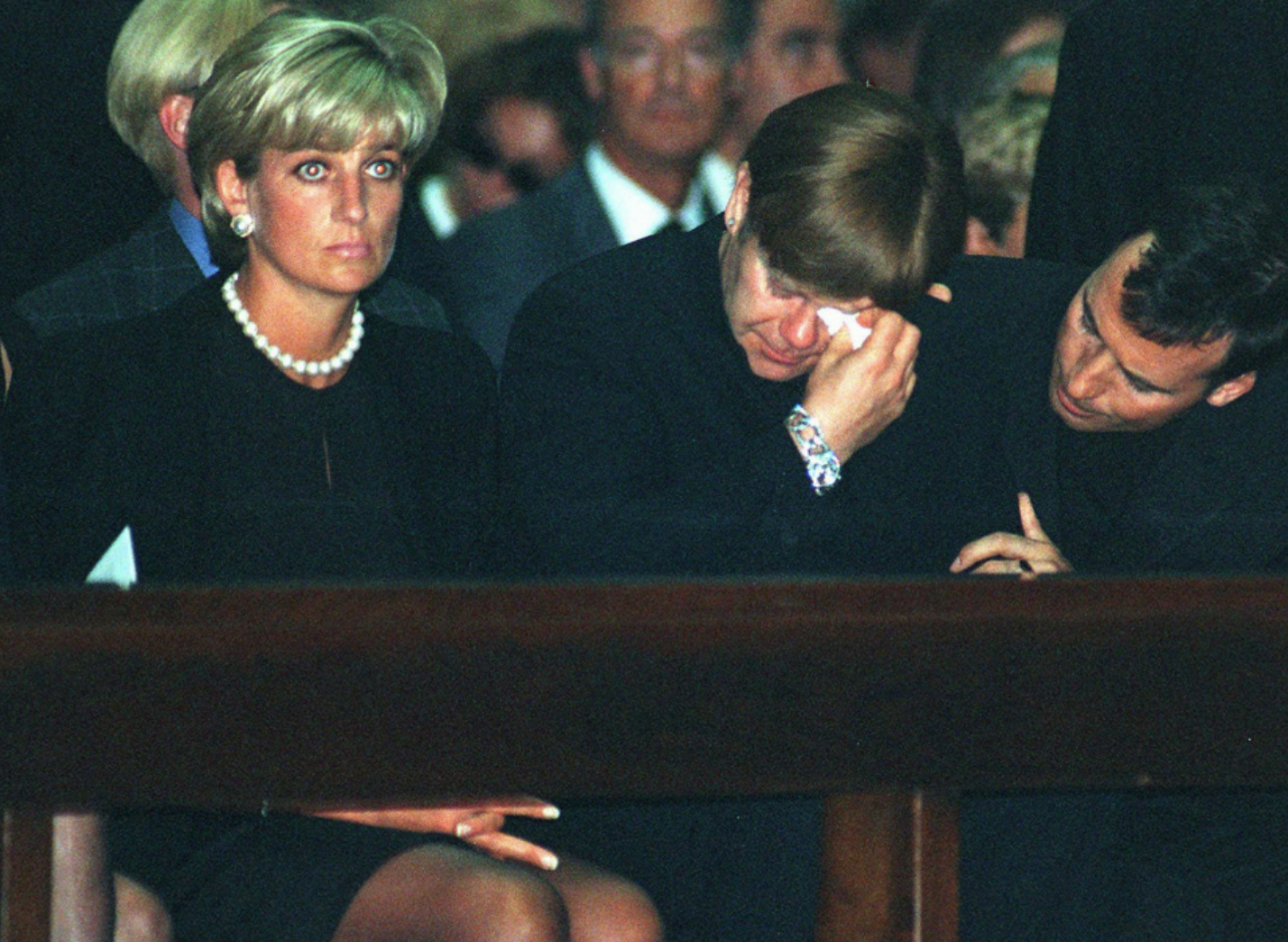 Princezná Diana a Elton John na pohrebe Gianniho Versaceho.