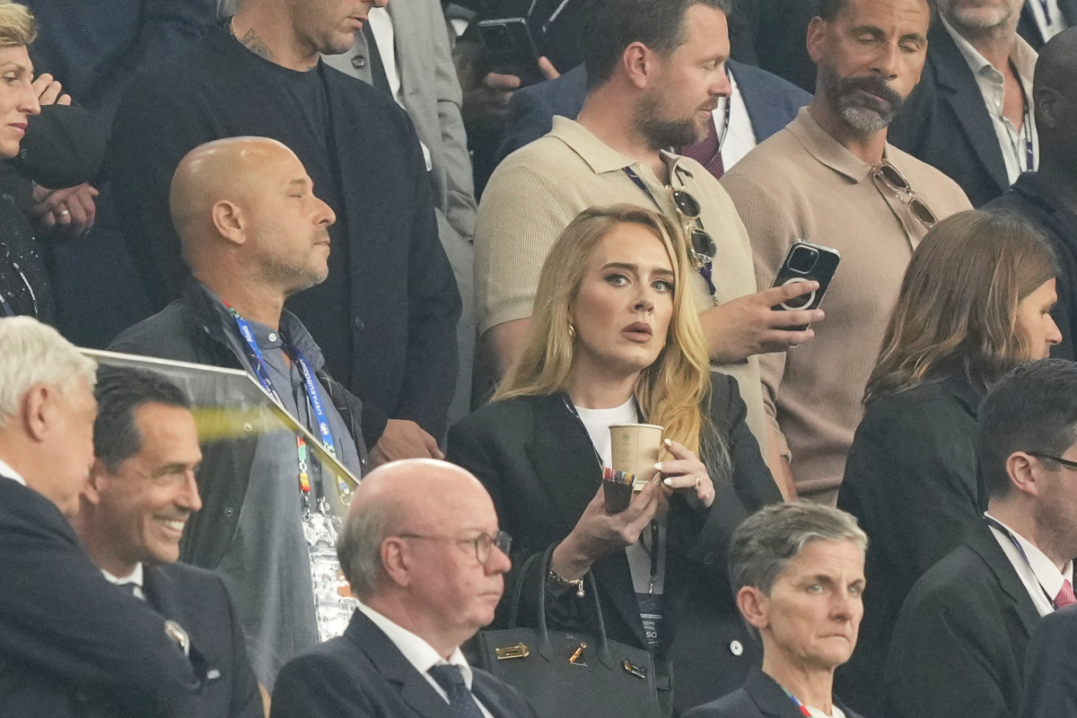 Ako malá zbierala plagáty zo speváckych časopisov a učila sa piesne Spice Girls. V ktorej krajine sa narodila Adele?
