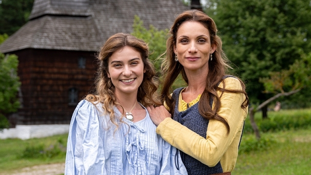Viktória Jurištová a Zuzana Kanócz v rozprávke Čarovné jablko.