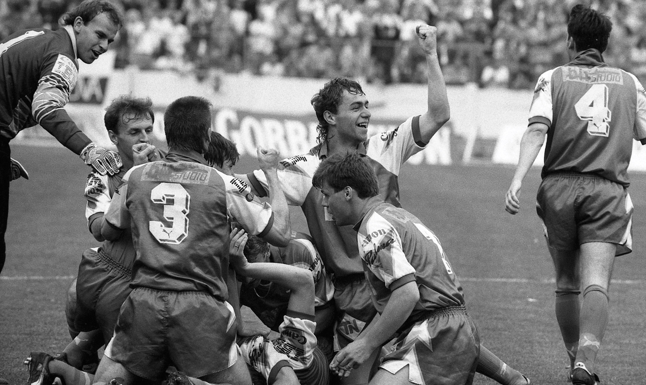 Rok 1992: Jaroslav Timko ( so zdvihnutou rukou) a jeho spoluhráči zo Slovana oslavujú gól do siete Vítkovíc.