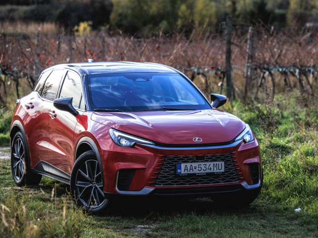 Lexus LBX je postavený na platforme GA-B, podobne ako Yaris Cross. Má však úplne odlišný dizajn vrátane novej interpretácie vretenovej masky, ktorá nemá rám.