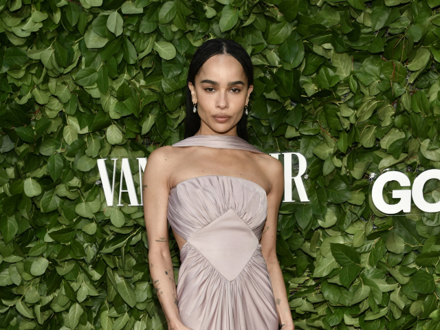Herečka Zoe Kravitz v kreácii Saint Laurent. 