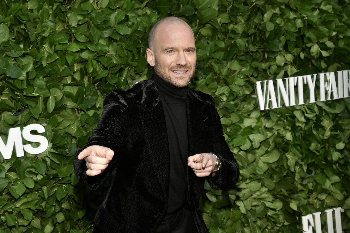 Moderátor Sean Evans.