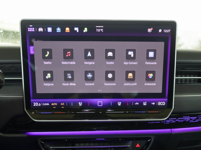 Pätnásťpalcový infotainment má brilantnú grafiku aj rýchle reakcie. Dopĺňa ho rozmerný head-up displej. Ovládač „prevodovky“ sa presunul na stĺpik riadenia, takže v stredovej konzole je obrovský úložný priestor.