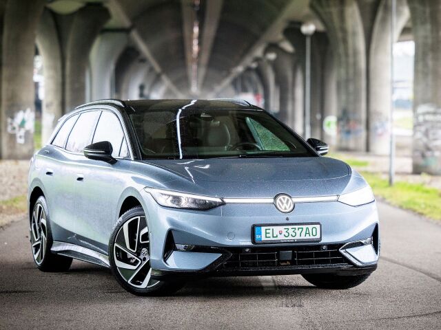 Volkswagen ID.7 nie je módnou ikonou. Skôr vyzerá ako natiahnuté a mierne znížené SUV. Môžu zato batérie v podlahe. Chytiť za srdce sa vás snaží svietiacimi logami či dvojfarebnou karosériou.
