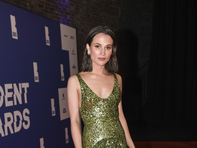 Švédska herečka Alicia Vikander v kreácii Louis Vuitton. 