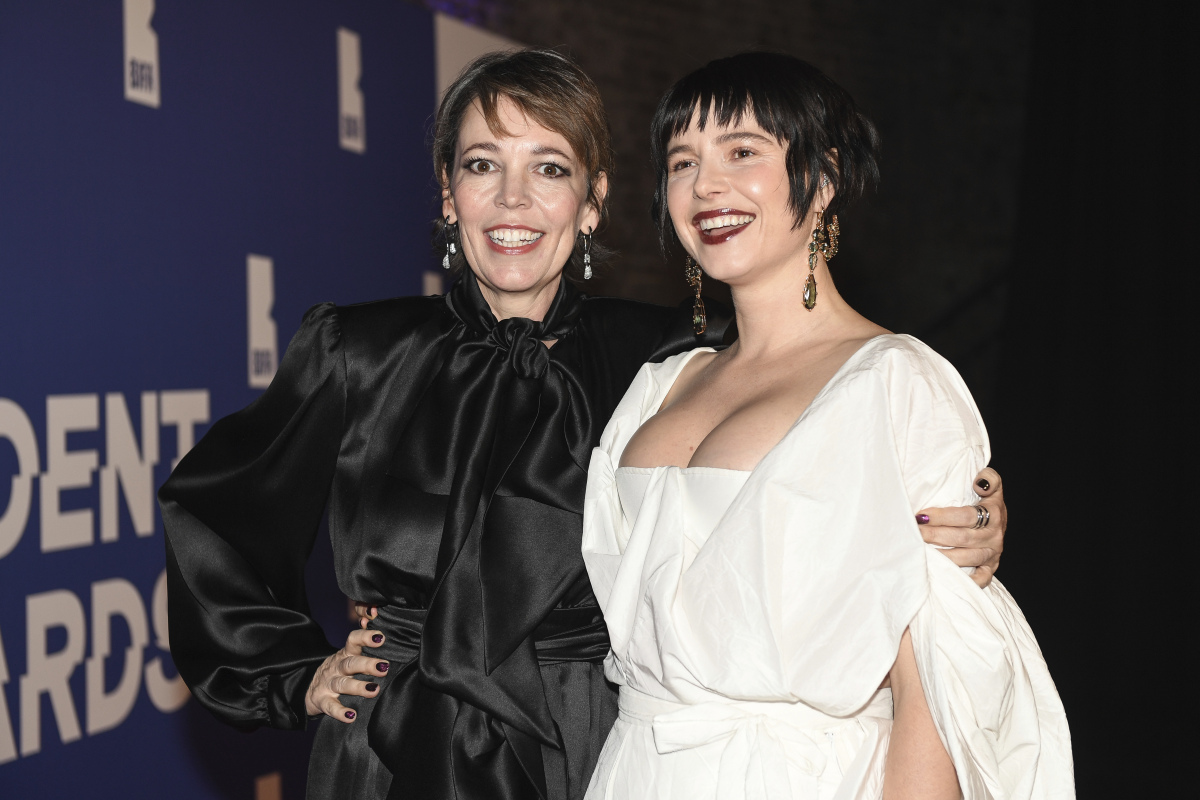 Herečky Jessie Buckley (vpravo) a Olivia Colman.