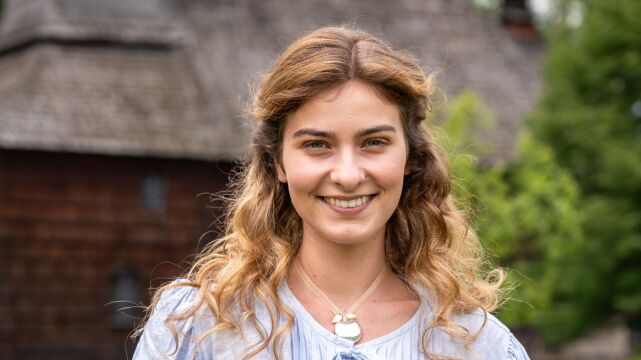 Hanka (Viktória Jurištová) má svoju mamu i starú mamu rada, lenže túžba po láske, priateľoch, slobode a sebarealizácii sú silnejšie ako matkine varovania.