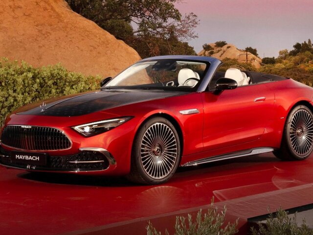 Mercedes-Maybach SL spoznáte vďaka špecifickej maske so svietiacim nápisom Maybach, chrómovej plutve na kapote či vďaka dvojfarebnému dizajnu.