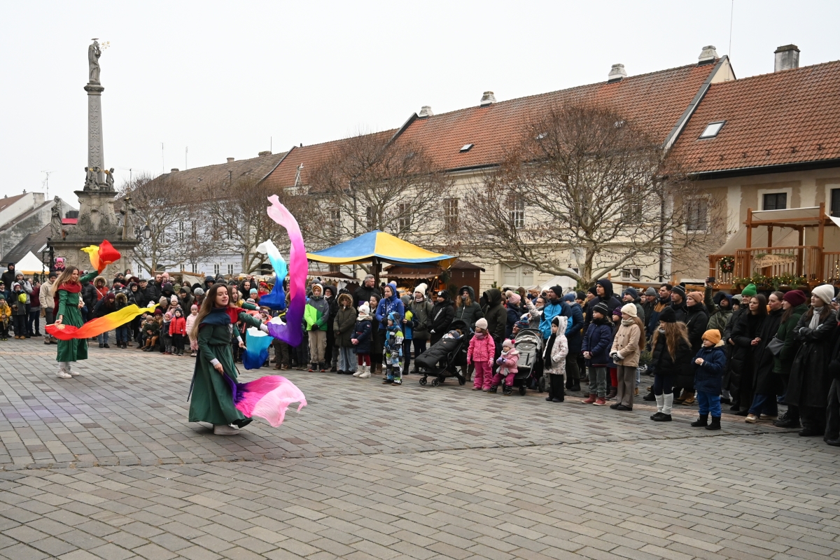 Na Námestí sv. Mikuláša ožili tradície, remeslá a atmosféra starých čias. Tretí adventný víkend priniesol do historického centra mesta Stredoveké adventné trhy. V ktorom meste?