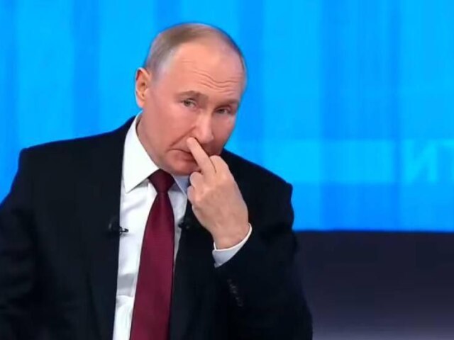 Šéf Kremľa Vladimir Putin so vztýčeným prostredníkom počas 4,5-hodinovej tlačovej konferencie 19. decembra 2024  v Moskve.