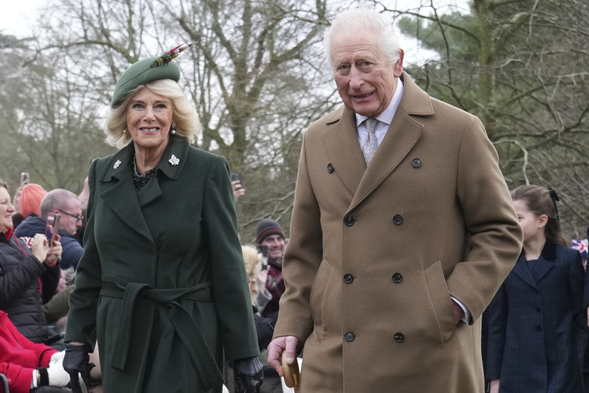 Kráľ Karol III. a kráľovná Camilla zavítali na vianočnú bohoslužbu s úsmevmi. 