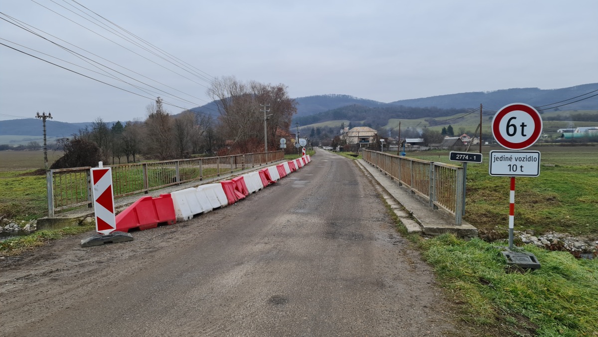 Most so zuzenou vozovkou vo Velkych Teriakovciach