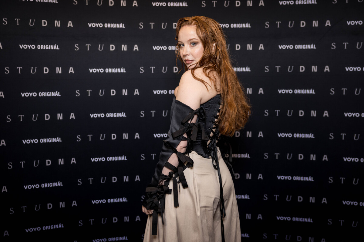 Herečka Alena Doláková na premiére seriálu Studňa. 