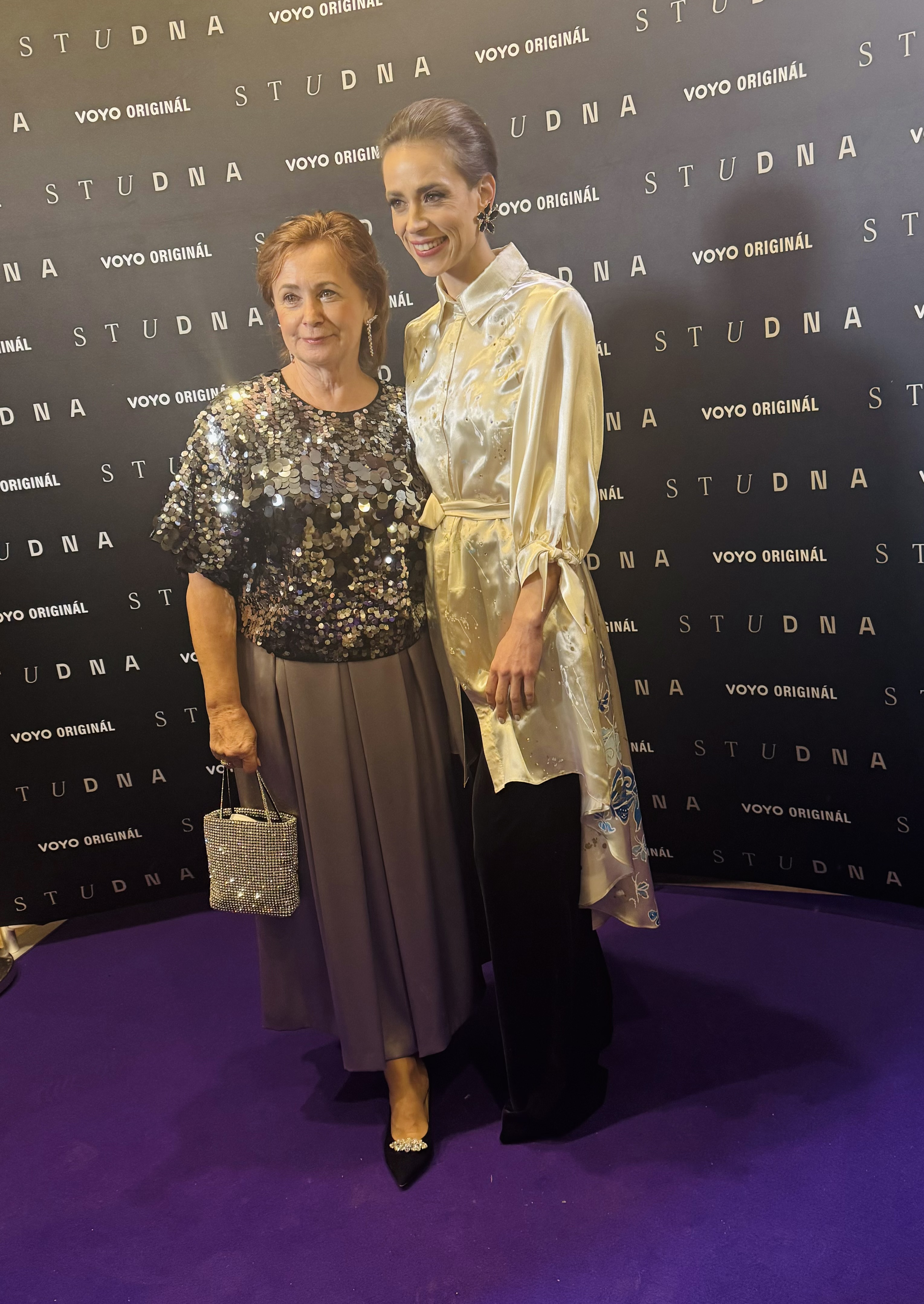 Herečky Jana Nagyová (vľavo) a Gabriela Marcinková na premiére seriálu Studňa v Prahe.