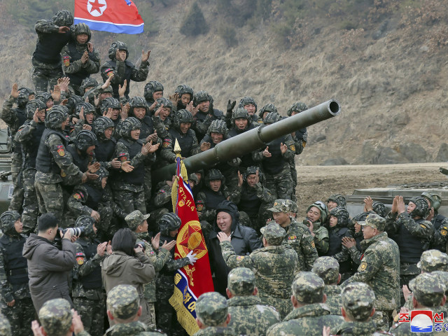 Kim Čong-un medzi severokórejskými vojakmi