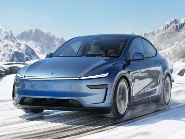 Tesla Y má radikálne prepracovanú prednú časť s delenými reflektormi. Napriek ostrejším líniám si aerodynamicky polepšila.