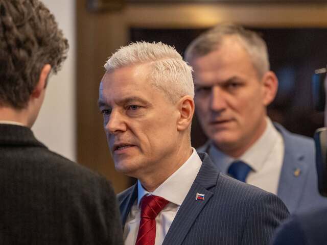 hlasovanie o vyslovenĂ­ nedĂ´very, parlament,