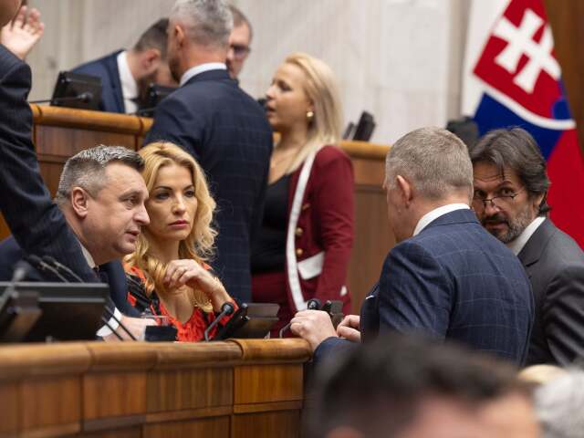 hlasovanie o vyslovenĂ­ nedĂ´very, parlament,