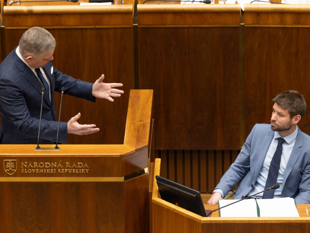 Premiér Robert Fico (vľavo) a líder PS Michal Šimečka počas mimoriadnej schôdze parlamentu k opozičnému návrhu na vyslovenie nedôvery vláde, 21. januára 2025