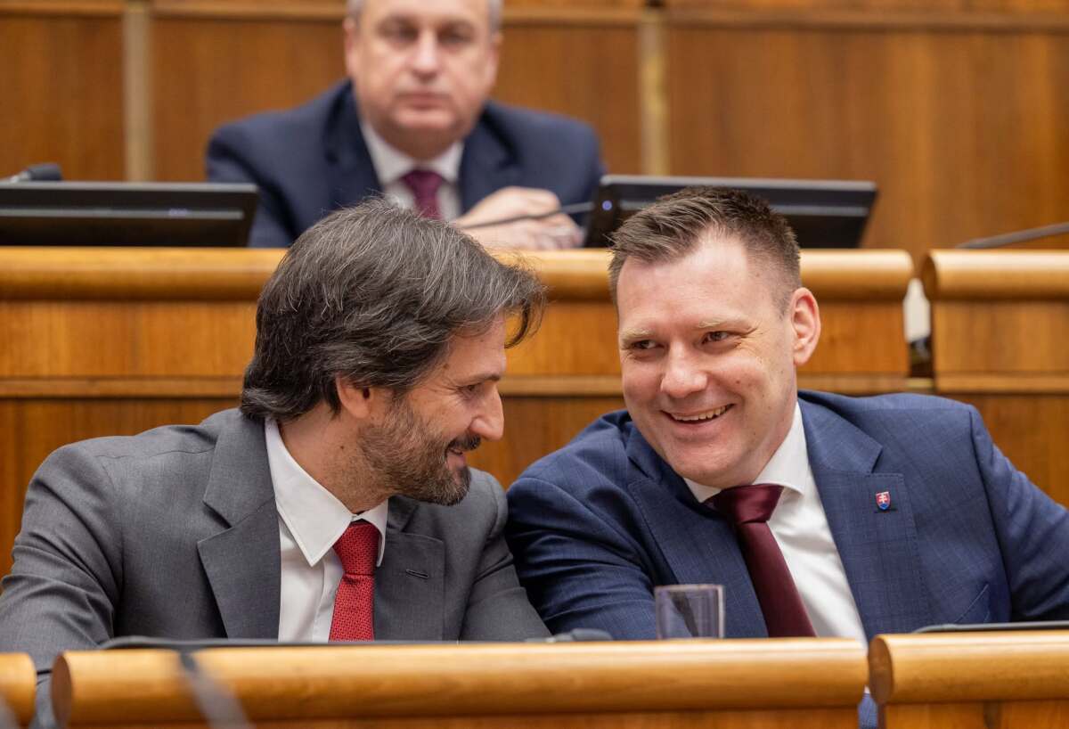 hlasovanie o vyslovenĂ­ nedĂ´very, parlament,