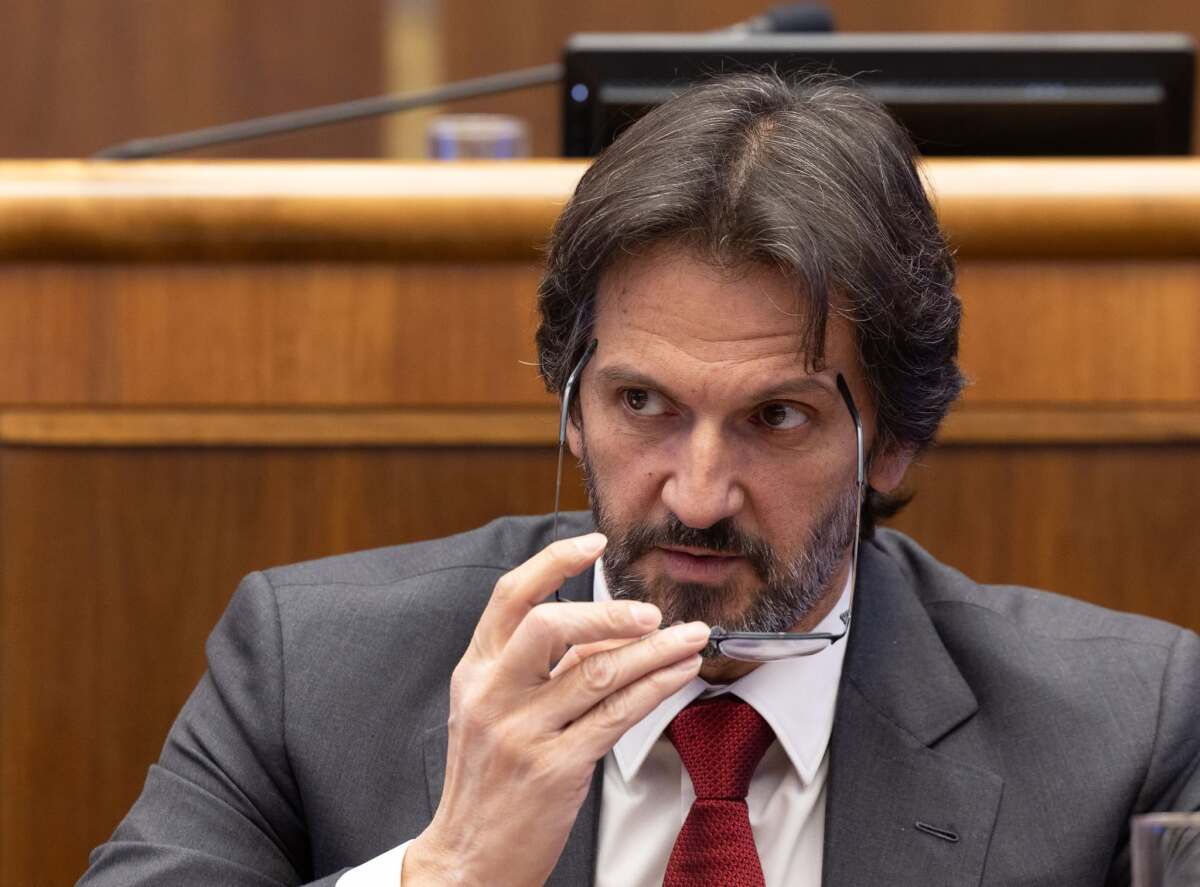 hlasovanie o vyslovenĂ­ nedĂ´very, parlament,