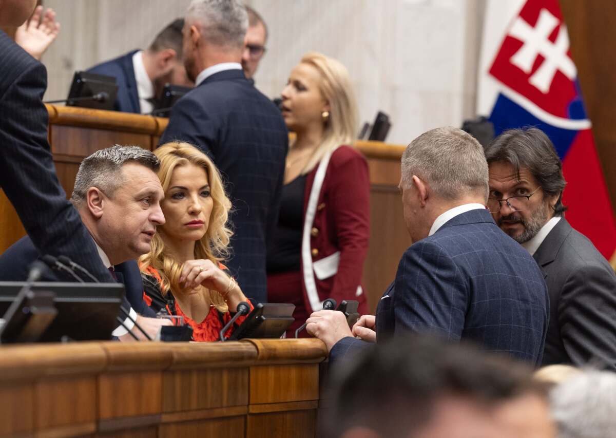 hlasovanie o vyslovenĂ­ nedĂ´very, parlament,