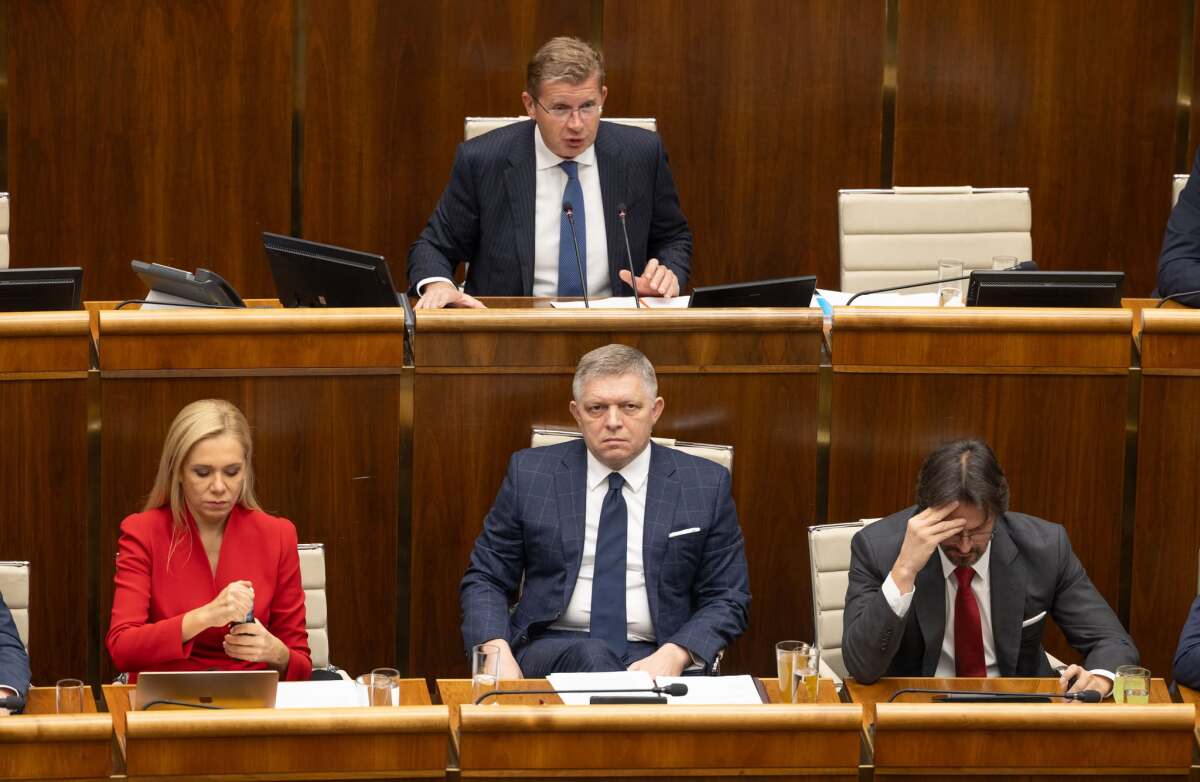 hlasovanie o vyslovenĂ­ nedĂ´very, parlament,