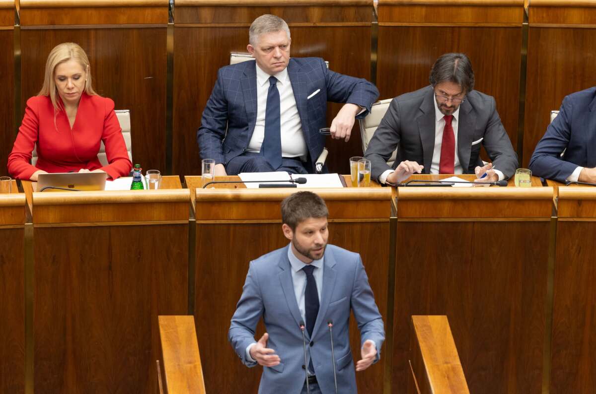 hlasovanie o vyslovenĂ­ nedĂ´very, parlament,