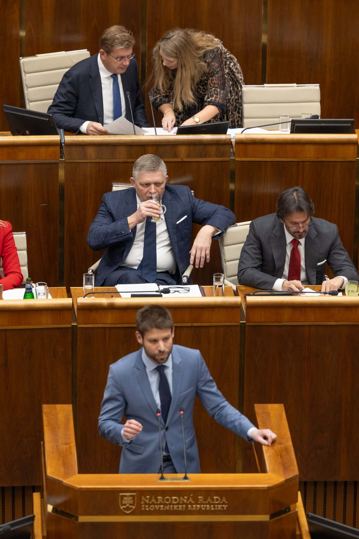 hlasovanie o vyslovenĂ­ nedĂ´very, parlament,